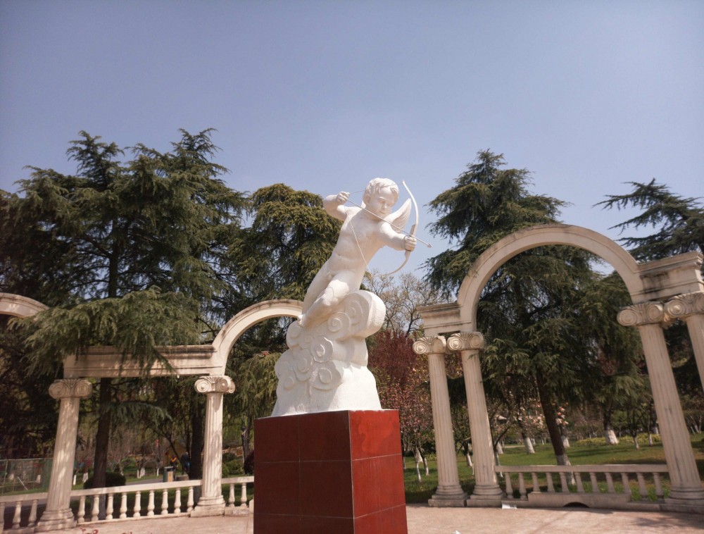 A photo of a cherub statue shot with the 64MP Hawk-eye module.